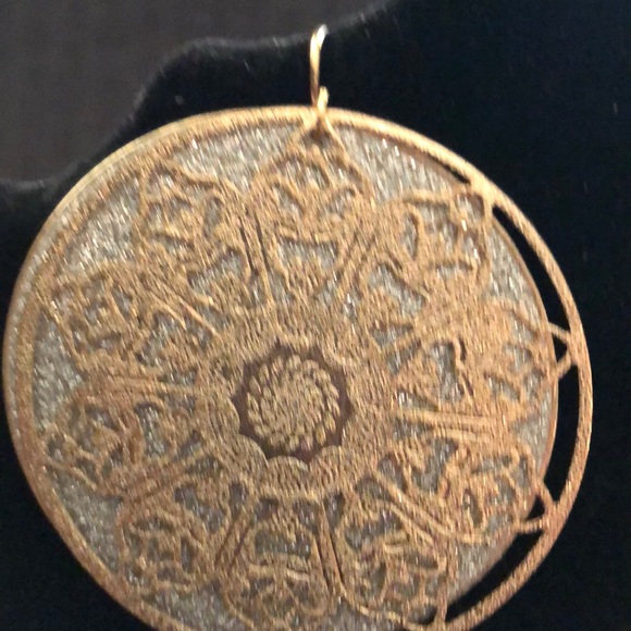 Set of oversized earrings in gold tone. - Picture 3 of 8